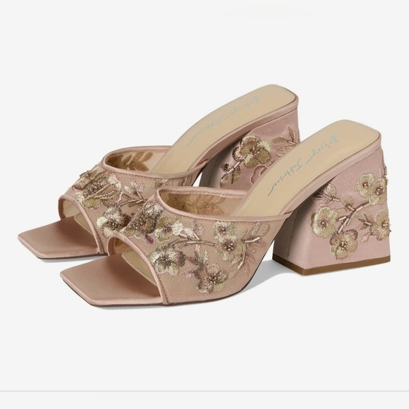 🩷🔹️Betsey Johnson🔹️blush Roo Heeled Floral Embroidered Heels Sandals - Picture 1 of 7